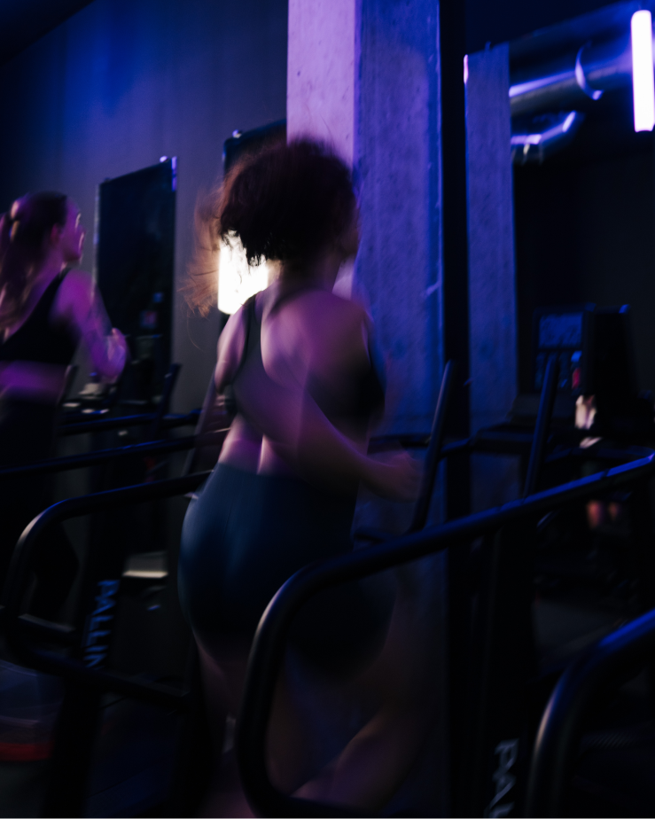 femme qui court sur un tapis de cource au bootcamp toulouse