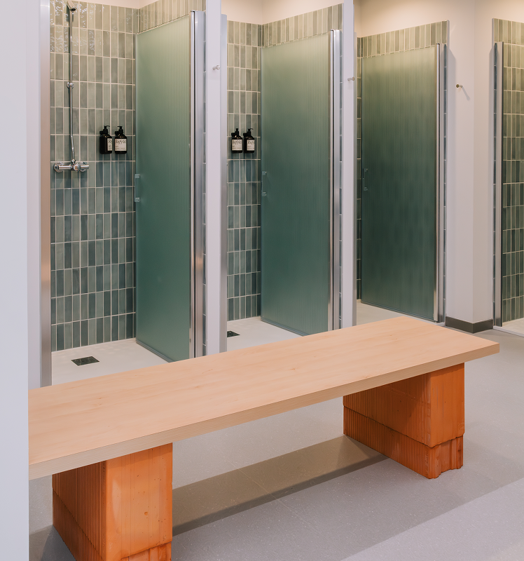 Zone vestiaire avec vue sur les douchez chez lofte au studio gym club