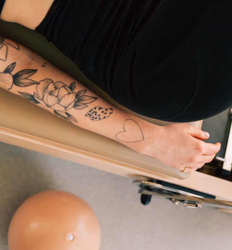 Membre LØFTE détendue après sa séance, tote bag et medicine ball, boutique gym Toulouse