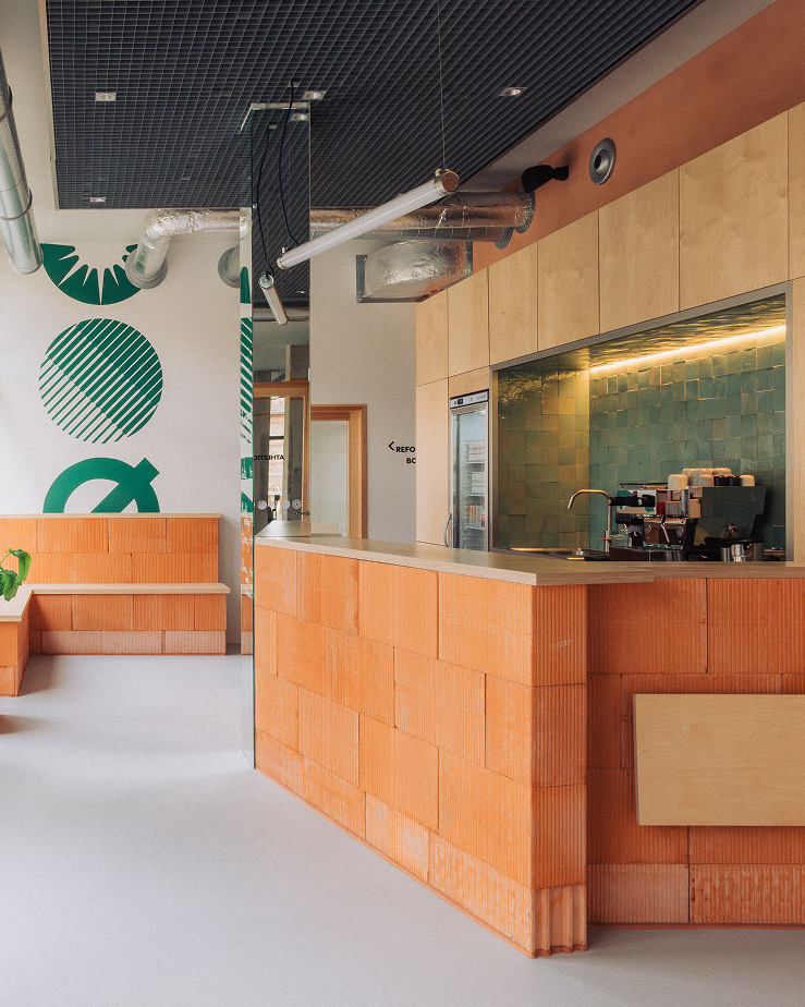 Accueil et espace café LØFTE Toulouse, comptoir en briques, signalétique graphique et machine à café