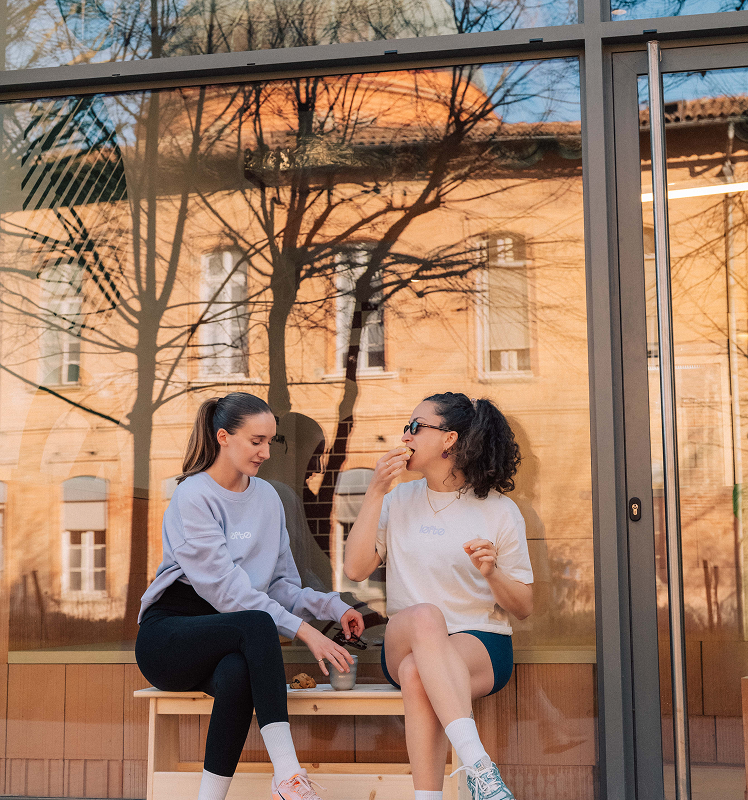deux femme mange sur un banc devant le gym studio club lofte a saint cyprien